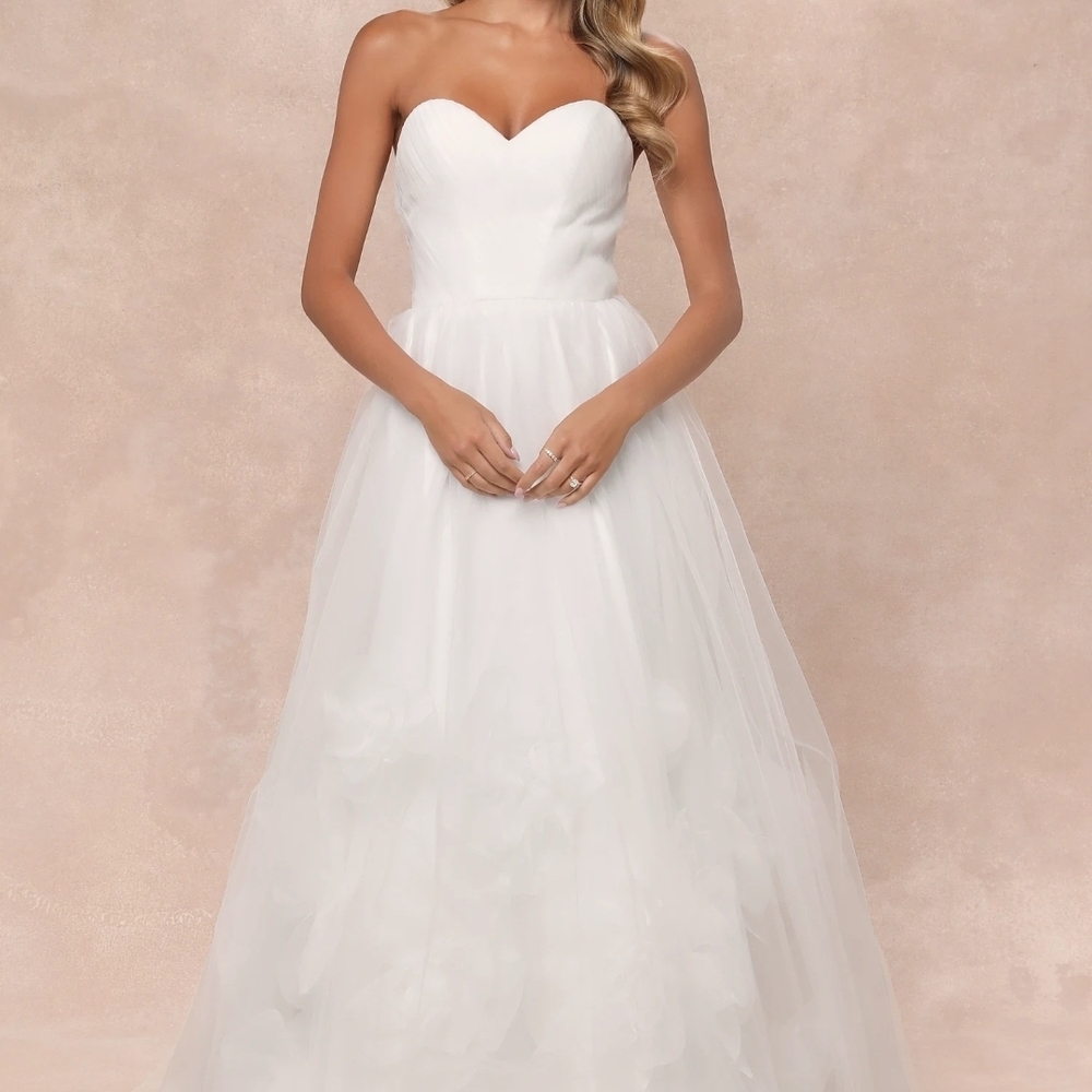 Elegant White Strapless Gown